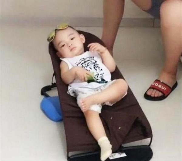 哄娃|爸爸在家带孩子,为了不让孩子哭想了个妙招,妈妈回来看到笑喷了