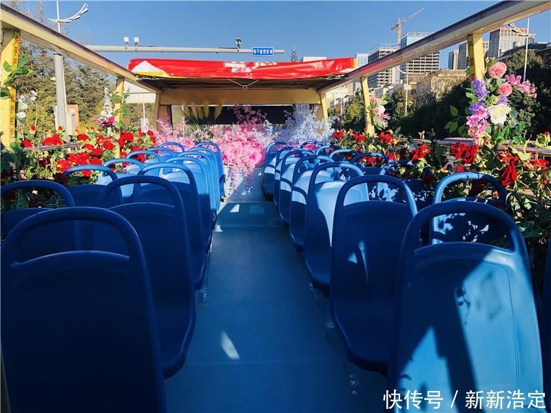 一路繁花似锦 呈贡游1路公交车盛装出发