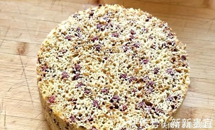 水果蒸糕太好吃了,不用一滴水,香甜蓬松又细腻,老人孩子都爱吃