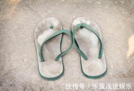 拖鞋穿久了“黑乎乎”的难清洗？学会这2招，拖鞋立马干净如新！