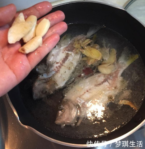 味鲜|炖鱼汤时,不要直接加水炖!大厨教你3招,汤浓味鲜,好喝无腥味