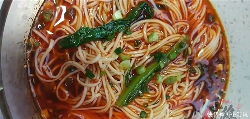 小编|面条这样吃真过瘾，直接往锅里一扔，比牛肉面还香，一顿2盘不够