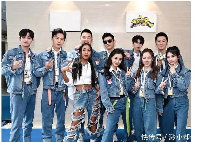 郑恺进入会议室,下意识走向baby身边,完全忽视导演安排的位置