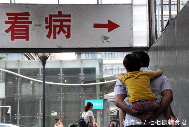 “谁有吃的,能给孩子吃点吗”父亲无助的声音,让乘客坐不住了