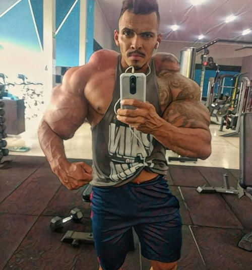 块头|手臂最粗的理发师，全身肌肉隆起，自称绿巨人