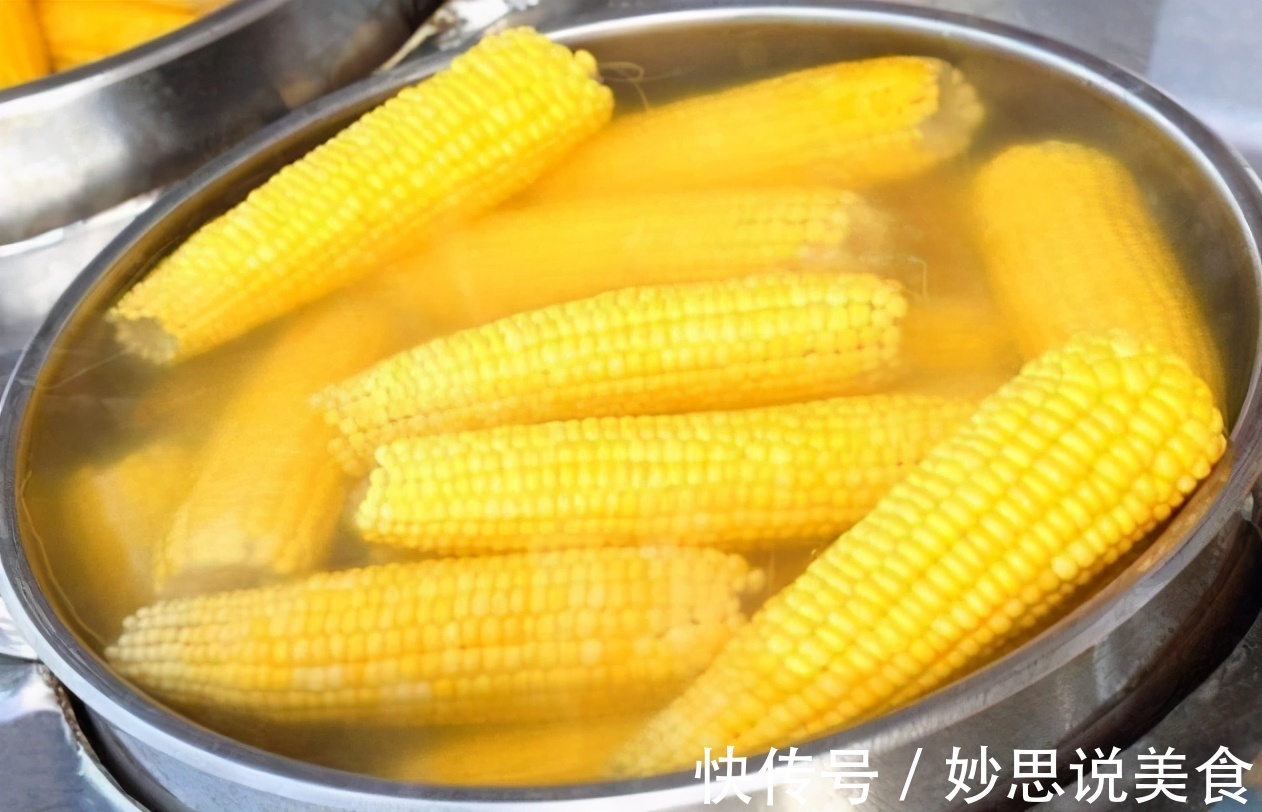 煮玉米时,别用清水直接煮了!多加这2味,玉米又香又糯超好吃