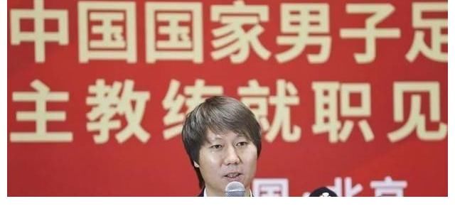 口号|李铁下课是被捧杀的悲剧，李霄鹏接任第一件事改国家队口号？