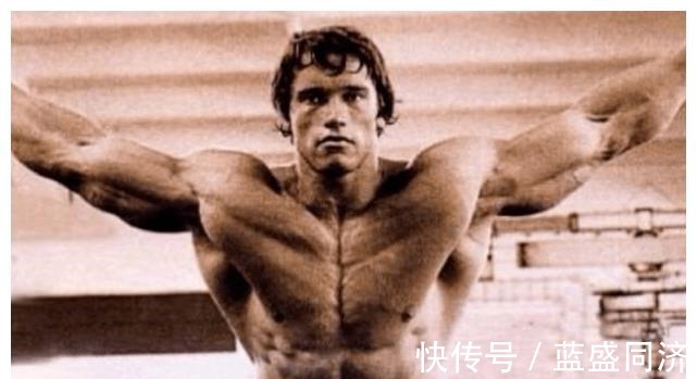 c罗|肌肉男在奥尼尔面前 那就是弟弟级别!强森被嘲笑 C罗显娇小!