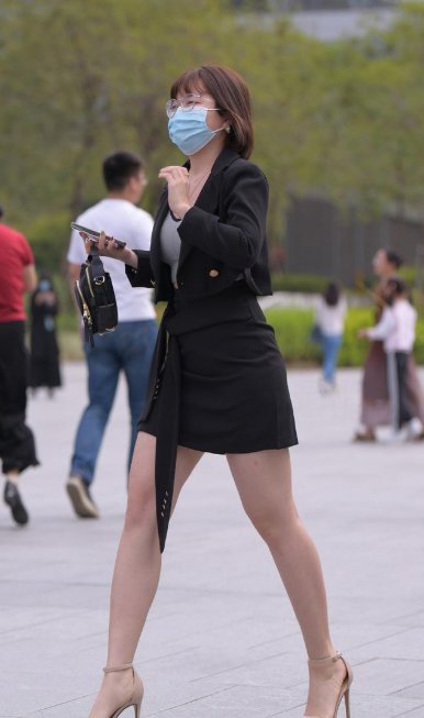 穿凉鞋的季节，品味高的女人选择一字带凉鞋，低调中又有几分华丽