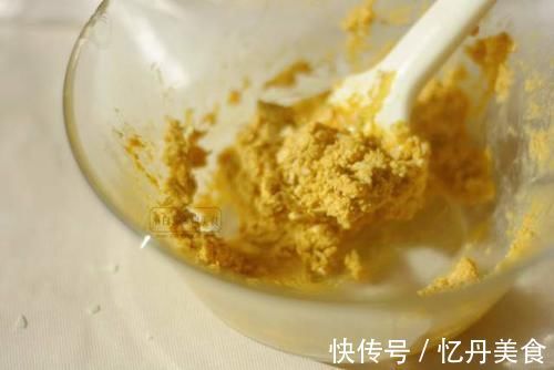 做蛋黄酥不用和面做油酥的懒人方法,一张手抓饼搞定,做法也简单