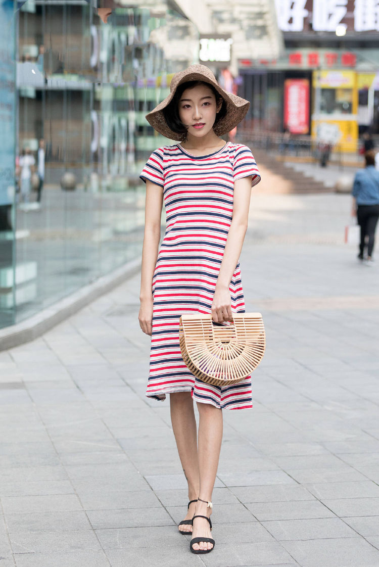 街拍:美女穿绿色的孔雀群,完美的身材和气质,优雅又迷人!