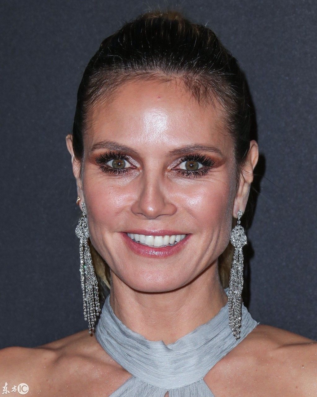 海蒂克鲁姆与小16岁男友订婚手上青筋抢走戒指风光