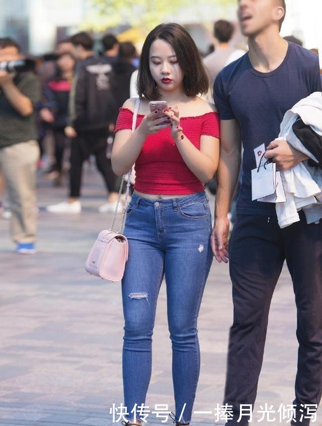 裤型|破洞牛仔裤搭配一字肩T恤,清爽个性,助你轻松展现时尚美