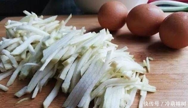 2个鸡蛋2个茄子,10分钟让早餐饼变得又软又壮