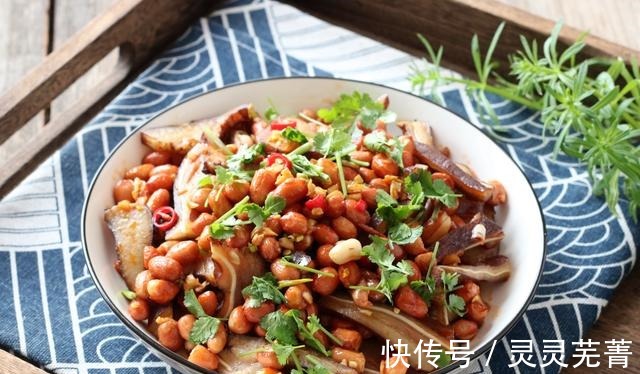 做卤菜时，牢记“1分2煮3泡”，鲜香入味，家人吃得很满足！