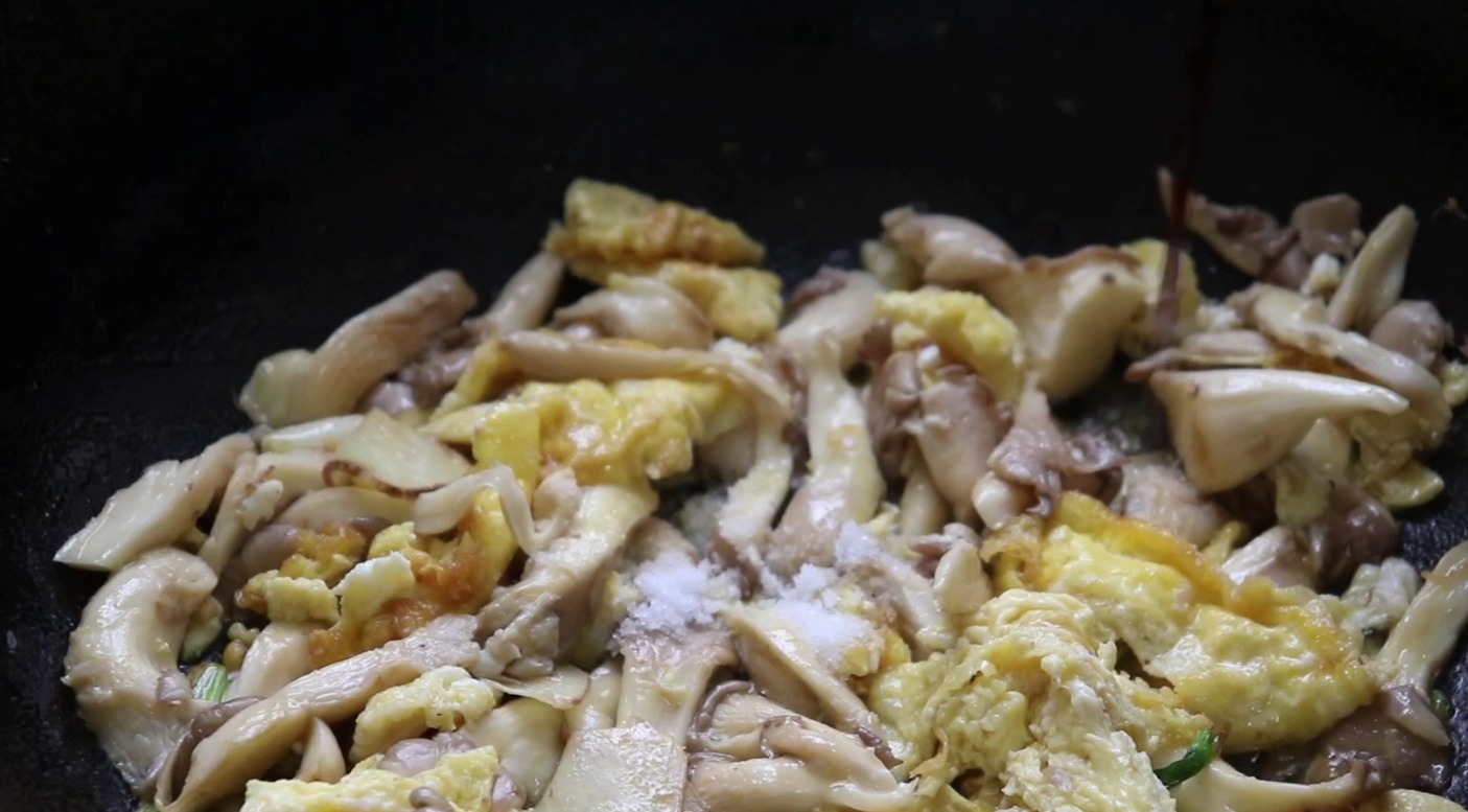 蘑菇最好吃的做法,加2个鸡蛋,我家一周吃5次,给红烧肉也不换