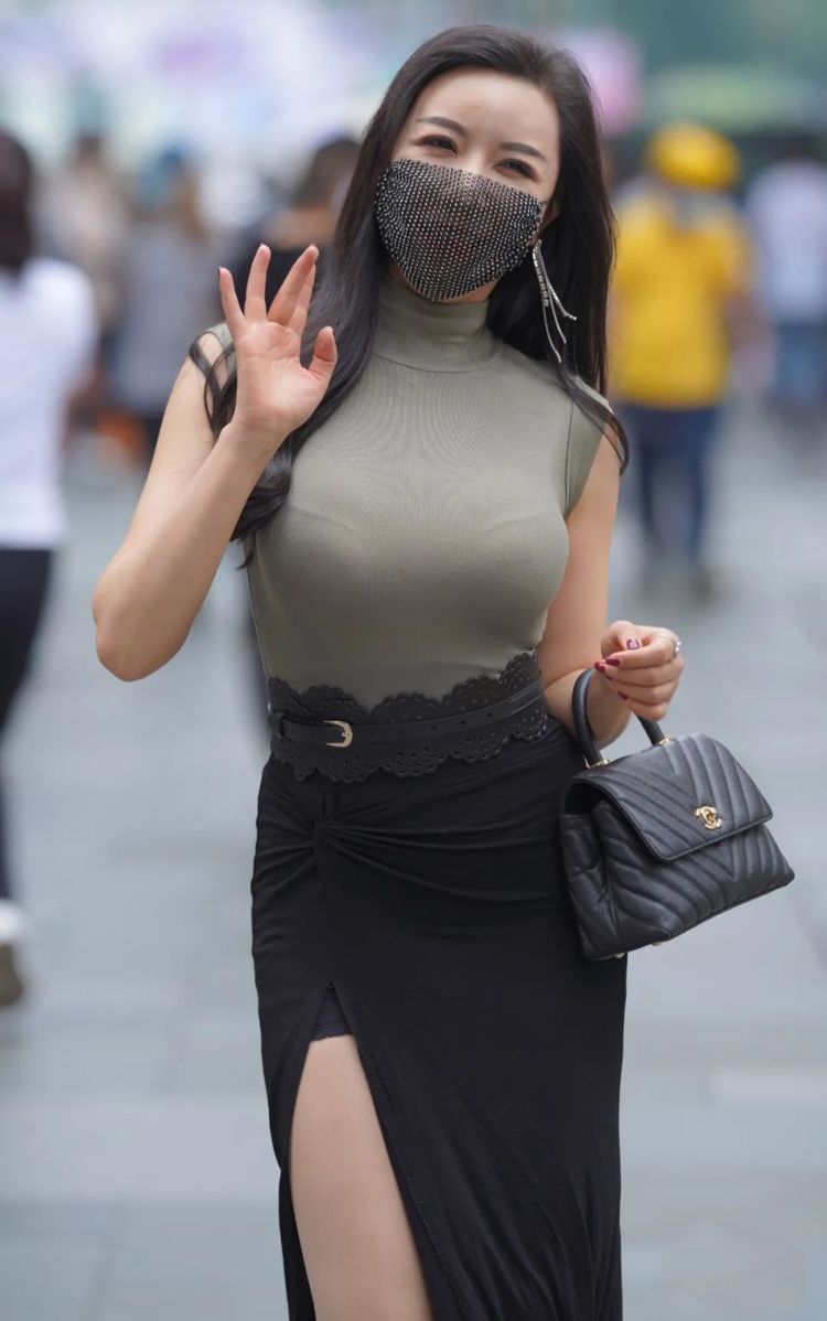 美女 高腰短裙搭配尖头细跟鞋,身材高挑的姑娘,轻松搭配出气质美