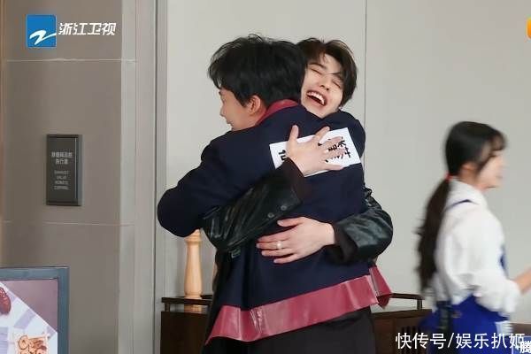 节目|蔡徐坤录制“跑男”在线摸鱼,频繁看手机,弹幕道出真相