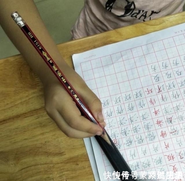 关节|宝宝写字超工整,小学老师看了直摇头,这种孩子上学后很吃亏