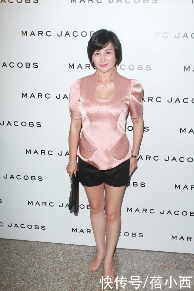 穿搭|何超琼换了清爽短发减龄至少20岁，穿粉色上衣配短裤，秀出豆腐腿