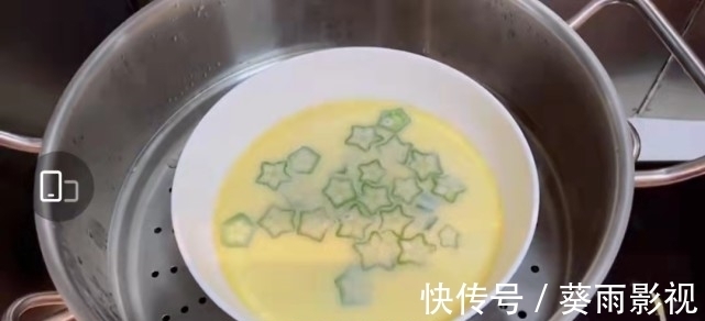 谢娜录制秋葵蒸蛋教程,将秋葵切成星星形状,自叹小宝宝每次都能吃光光