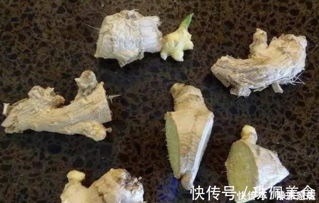 切2块“生姜”放盆里，15天后“冒小芽”，2个月成盆景，采挖一茬