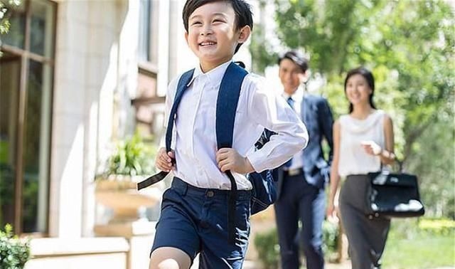 小李|“这是溺爱!”专家批判家长接送孩子引众怒:你自己有小孩吗?