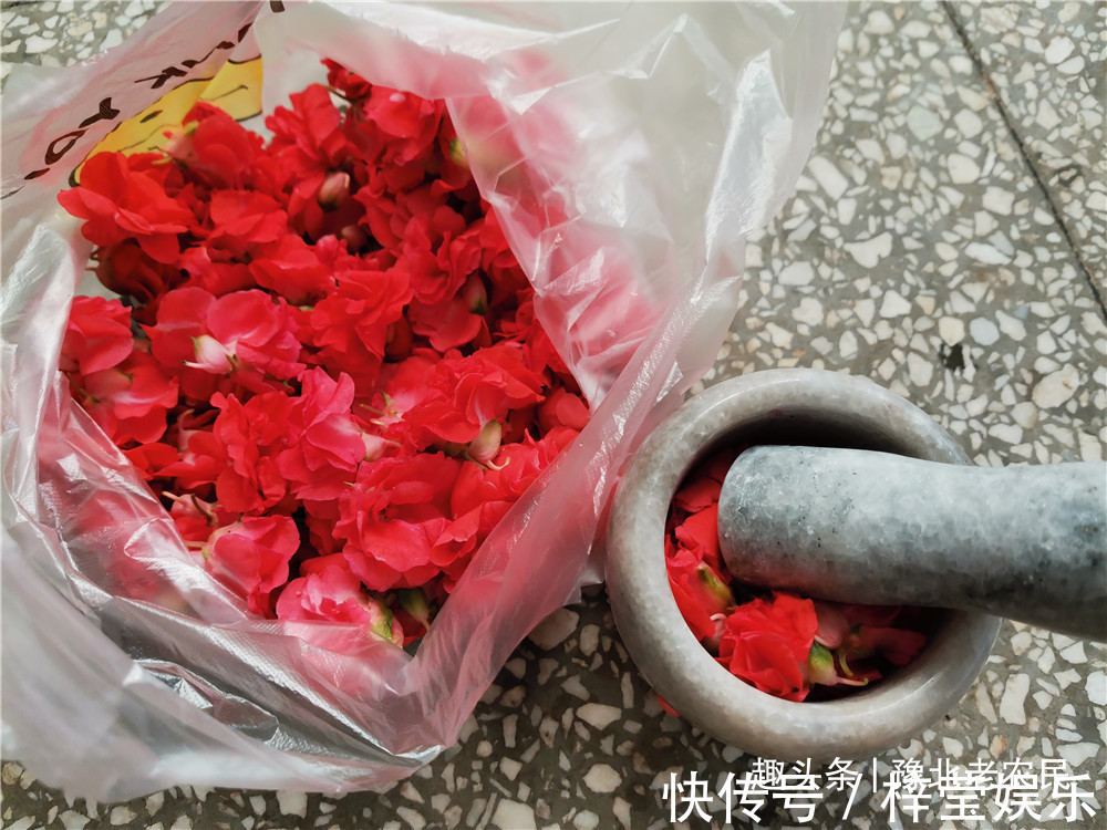 院子里种了许多凤仙花，采摘一些，自己染个头发