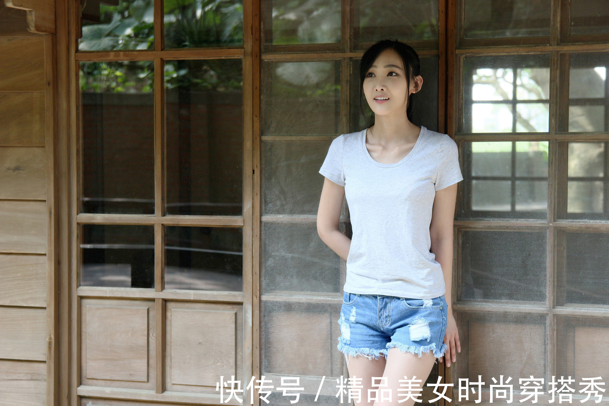 时尚 灰色短袖t恤搭配浅色牛仔短裤,尽显青春的时尚感