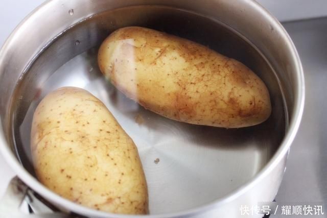 去皮|土豆去皮原来这么简单,大厨教您一招,一拉就开,再也不用削皮了