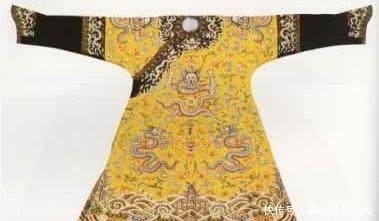 无意|小男孩古墓旁玩耍,无意发现一件龙袍,原来下面“住着”开国皇帝