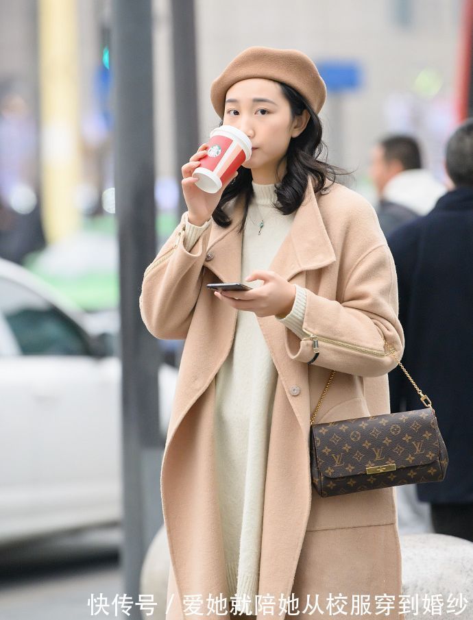 街拍|街拍：毛毛外套搭配半身裙，小姐姐走路的样子十分的帅气