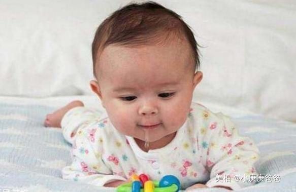 辅食|“馋猫宝宝”高铁上看到有人吃东西，流了爸爸一肩膀口水，太萌了