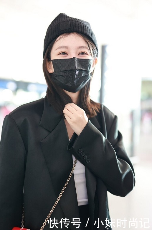 黑色|乔欣真会穿, 黑色大衣和白色的长筒靴凸显出时尚感, 凸显出时尚感