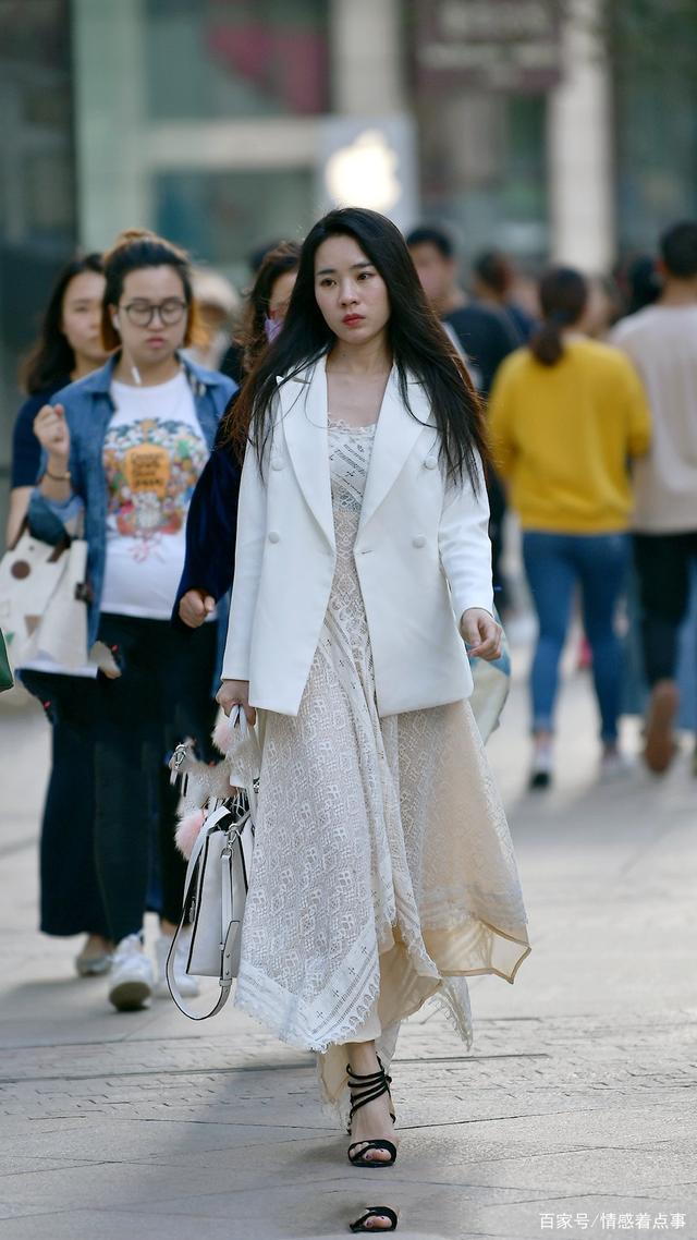 效果|白色西装搭配镂空连衣裙,搭配一双高跟凉鞋,凸显精致优雅的效果