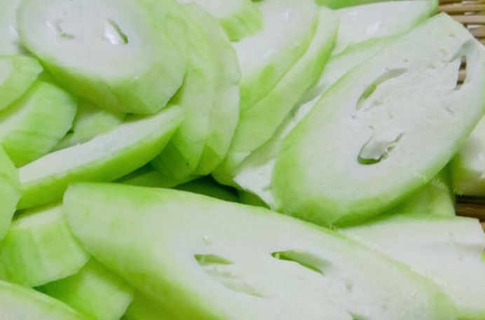 炒丝瓜时别直接下锅,牢记2个技巧,出锅翠绿不发黑,脆爽又鲜香