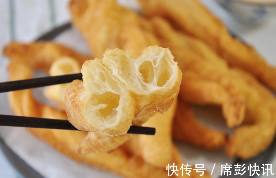 油条|原来油条这么简单,早起给家人炸一盘,外酥里嫩,个个空心