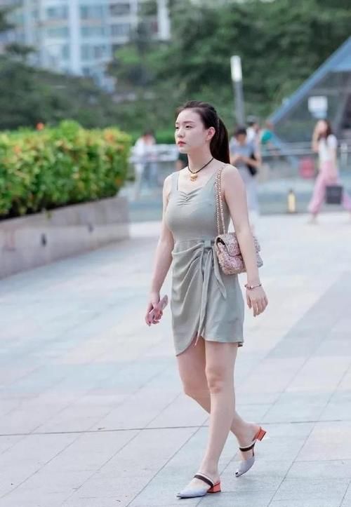 红色格子花纹的吊带连衣裙，非常复古时尚，美丽动人