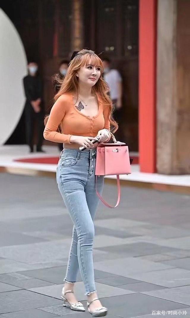 购物美女,橘黄色的小衣,穿着十分迷人