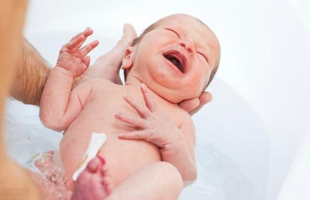 竖抱|新生儿害怕的3件事,影响身体智商发育,新手爸妈不要做