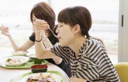 膳食纤维|如何控制吃饭“七分饱”?学会这5个小妙招,健康或“不请自来”