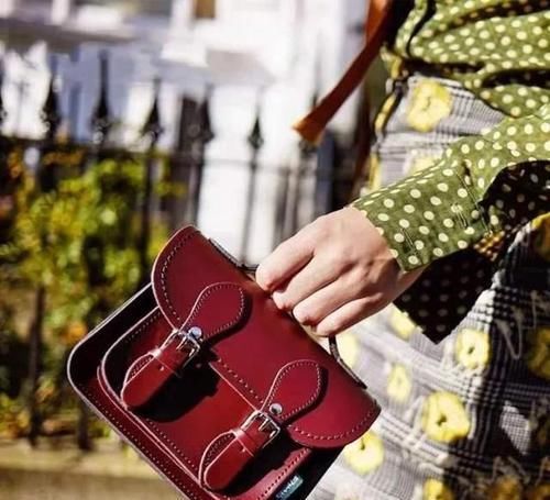 ?丢掉你的双肩包吧！今年流行“剑桥包”，时髦舒适又很能收纳