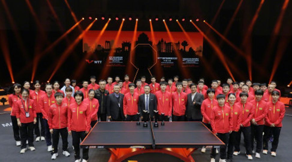 大家庭|马龙晒乒乓球家庭大合照!刘国梁穿西装站C位,老将扎堆站角落