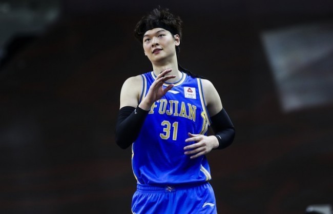 签约权|官宣！湖人将王哲林NBA签约权交易至尼克斯，他还有机会去纽约？