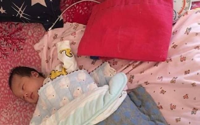 行为|宝宝睡觉时发生这3种行为,父母要注意了:娃想要睡枕头了!