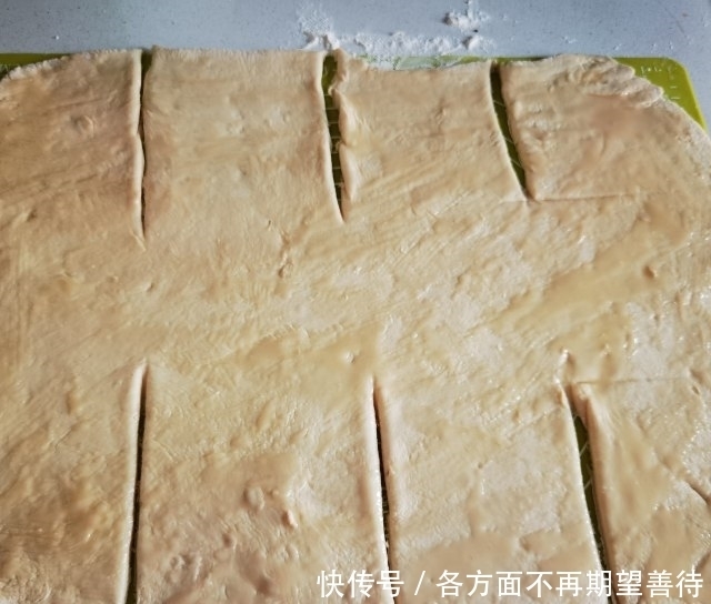 千层杂粮发面饼,外边金黄酥香,里面柔软分层