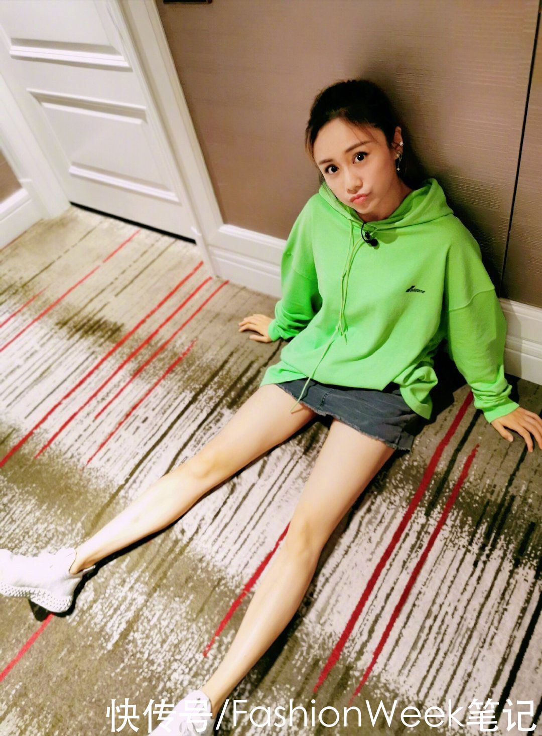 卫衣|秋季愁搭配?卫衣+裙子,时髦精的甜酷女孩搭配最in了