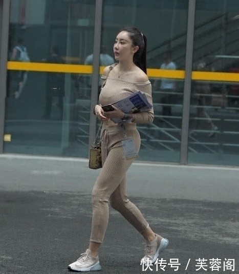 穿搭|美丽女神小姐姐,穿搭了一身漂亮的套装,展现的非常美丽漂亮