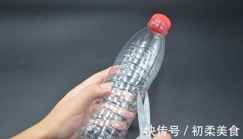 塑料瓶|洗衣机排水管上插个塑料瓶，真是厉害了，解决了很多家庭的困扰