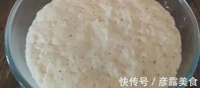 早餐饼的新吃法,不揉面不擀面,筷子一搅,比包子油条好吃,真香